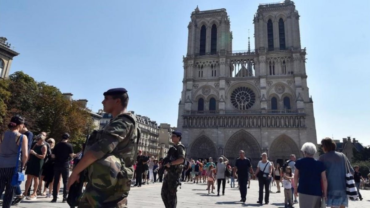 Soldados franceses patrullan frente a la catedral de Notre Dame, en París, el 15 de agosto.-AFP / ALAIN JOCARD