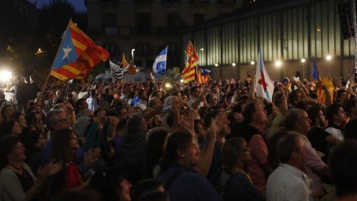 Simpatizantes de Junts pel Sí, este domingo, frente al Born Centre Cultural, donde la candidatura ha organizado el seguimiento de la noche electoral.-JULIO CARBÓ