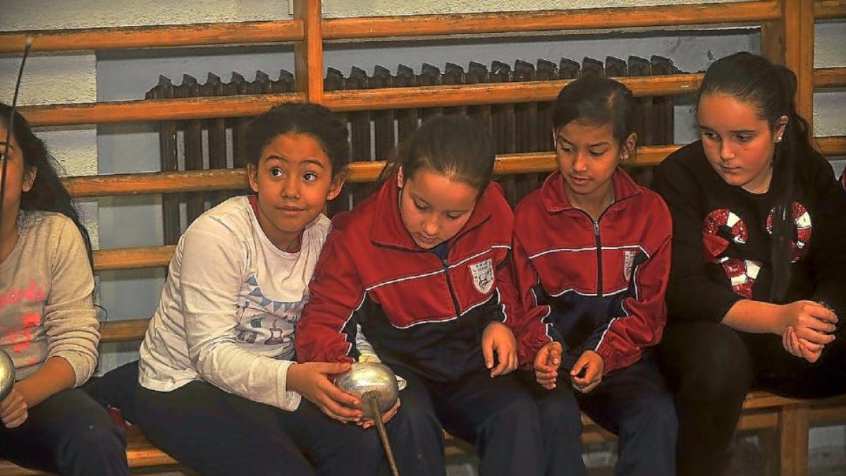 Cuatro alumnos del Allúe Morer con una espada.-EM