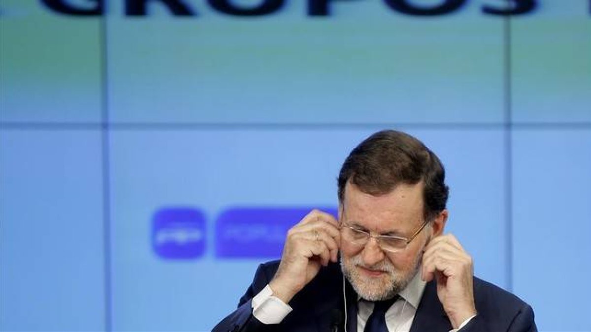 Mariano Rajoy, durante la rueda de prensa que ha ofrecido este lunes en la sede del PP tras reunirse con Nicolas Sarkozy.-Foto: JOSÉ LUIS ROCA