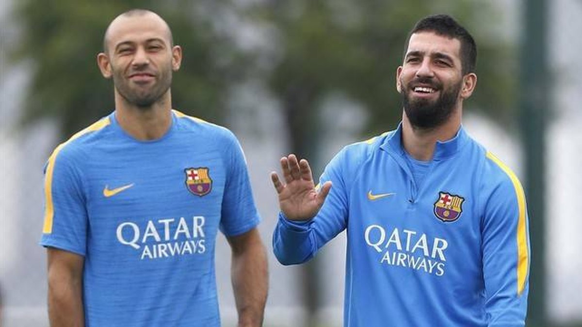 Mascherano y Arda Turan, en un entrenamiento del Barça esta temporada.-EFE / ALEJANDRO GARCÍA