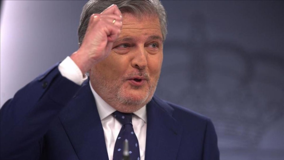 Íñigo Méndez de Vigo, durante una rueda de prensa posterior a un Consejo de Ministros.-DAVID CASTRO