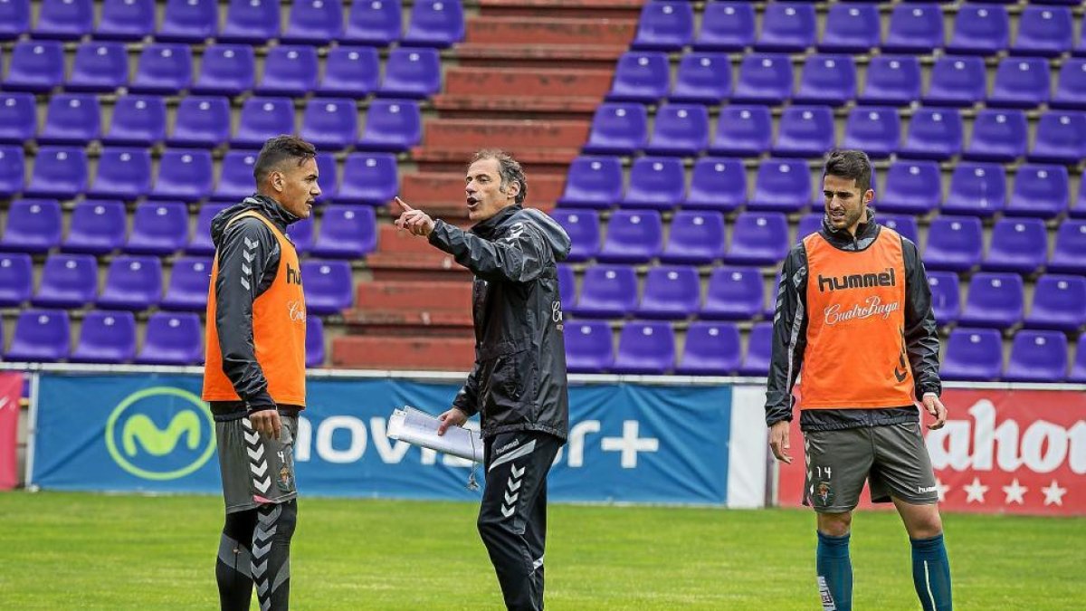 Marcelo Silva recibe indicaciones de Alberto durante un entrenamiento en Zorrilla.-MIGUEL ÁNGEL SANTOS