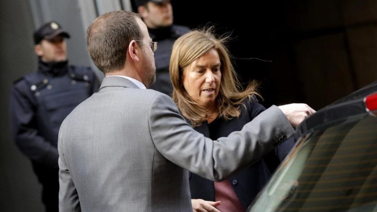 Ana Mato, en marzo del 2015, tras declarar en la Audiencia Nacional durante la instrucción del 'caso Gürtel'.-JOSÉ LUIS ROCA