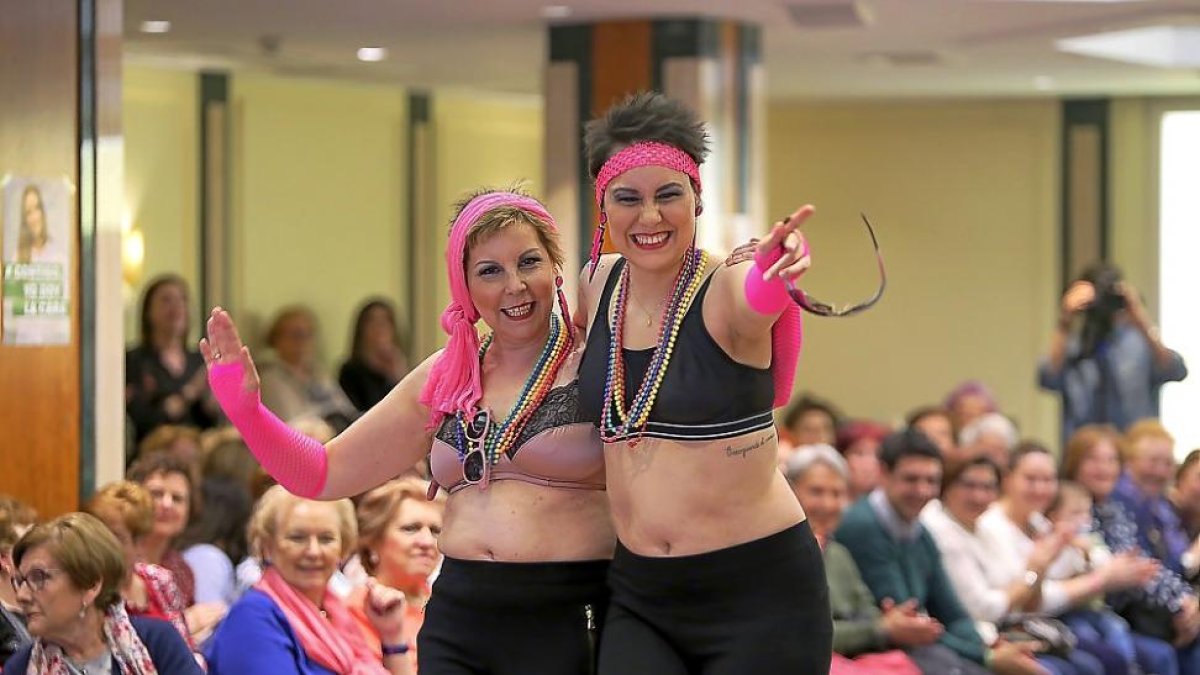 Dos mujeres participan en el desfile de moda organizado por la Asociación Española Contra el Cáncer .-ICAL