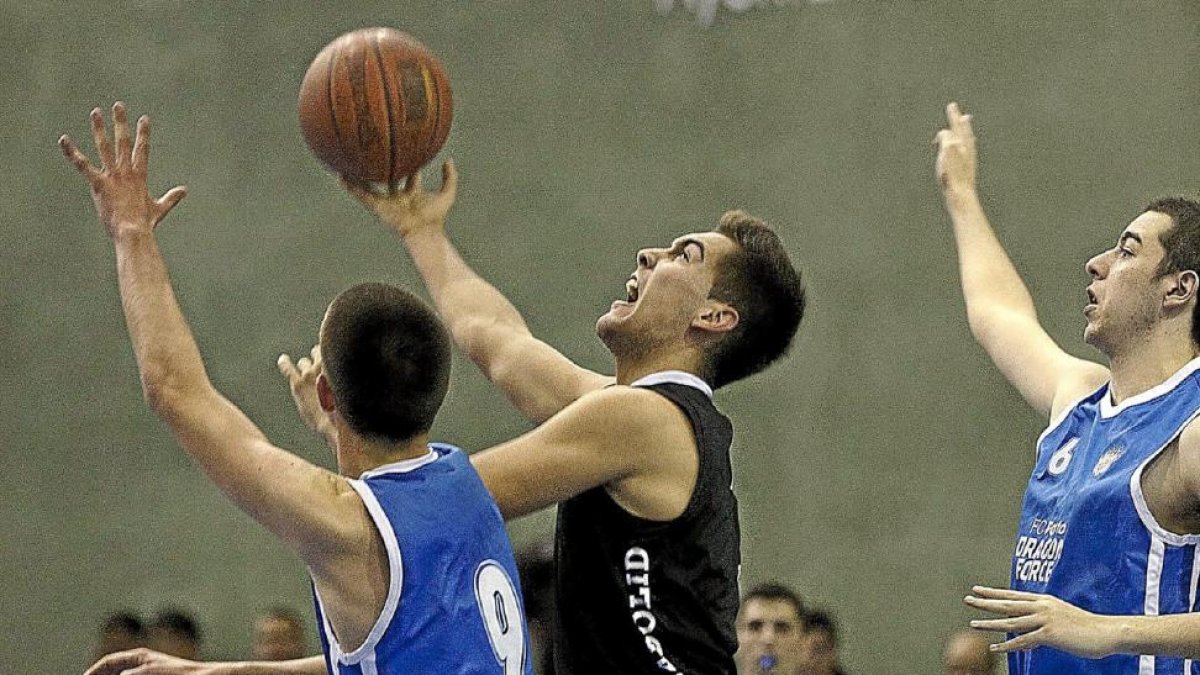 Guillermo Fernández intenta una canasta a aro pasado ante la oposición del portugués Amarante.-J.C. Castillo