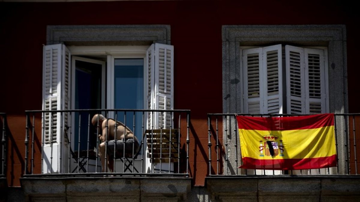 Bandera de España colocada en un balcón durante el confinamiento. - EL MUNDO