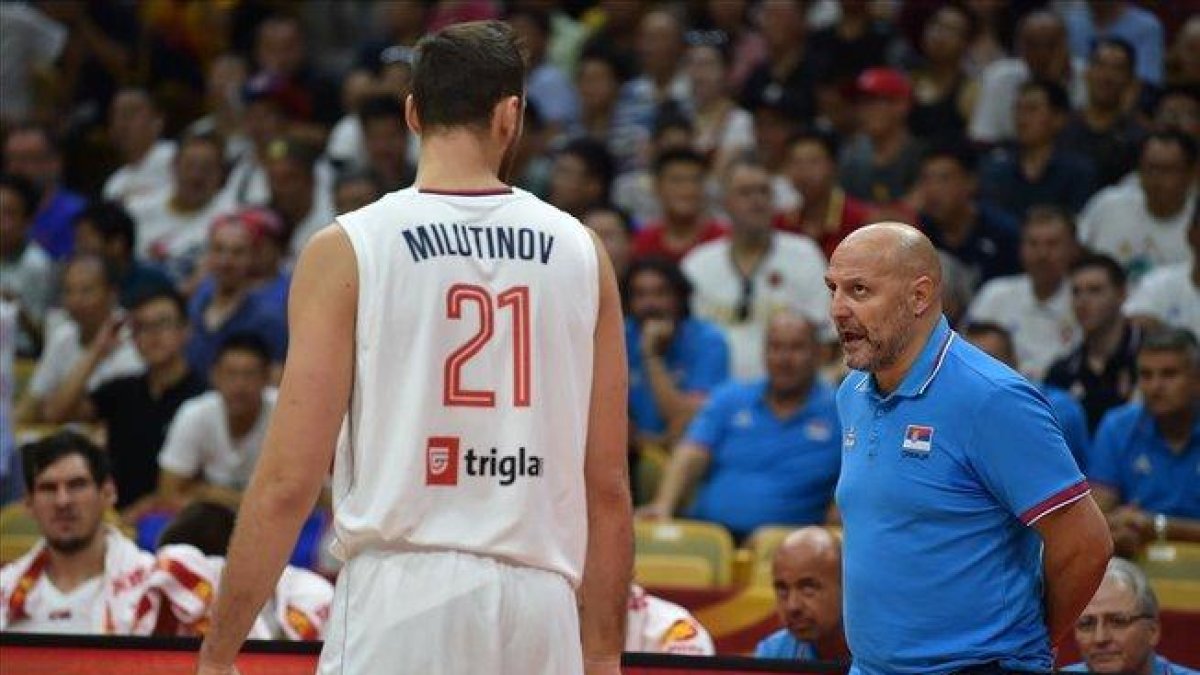 Milutinov atiende las instrucciones de Djordjevic en un partido del Mundial.-HECTOR RETAMAL (AFP)