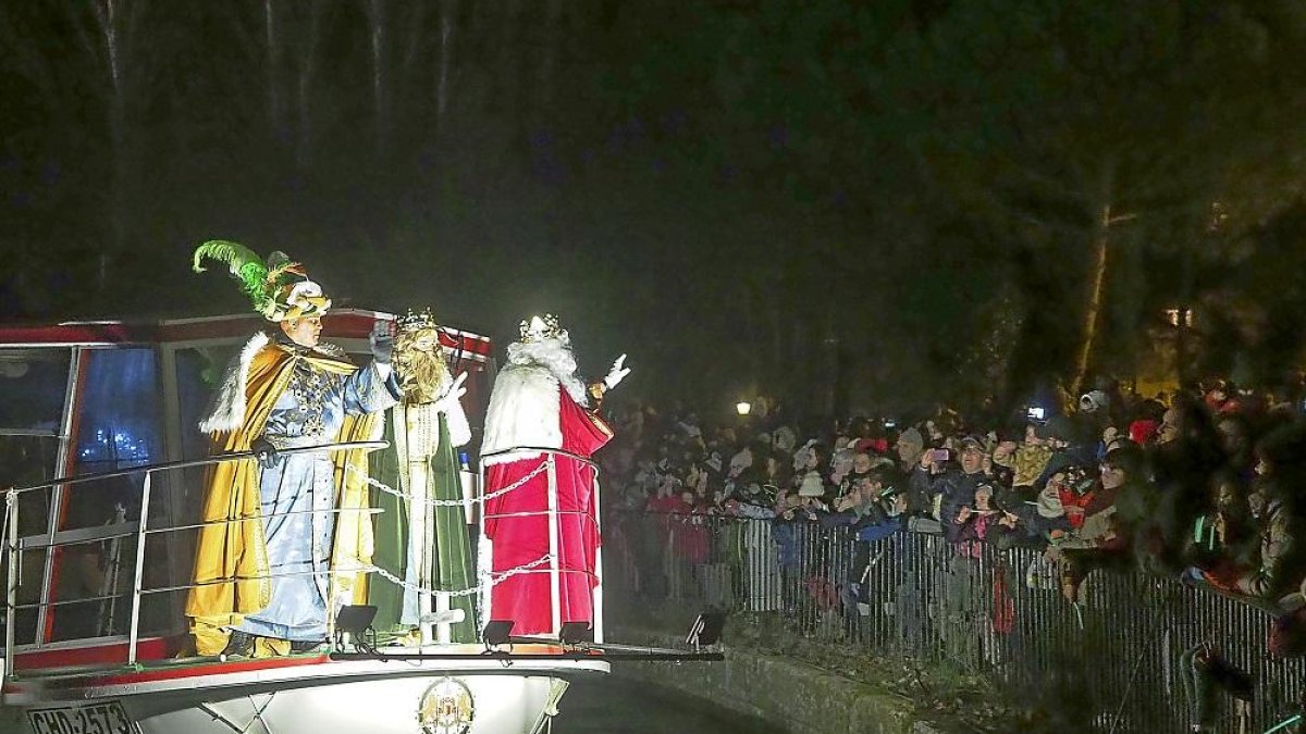 Melchor, Gaspar y Baltasar se acercan a la dársena para saludar a todas las personas que han venido a verles.-MIGUEL ÁNGEL SANTOS / PHOTOGENIC