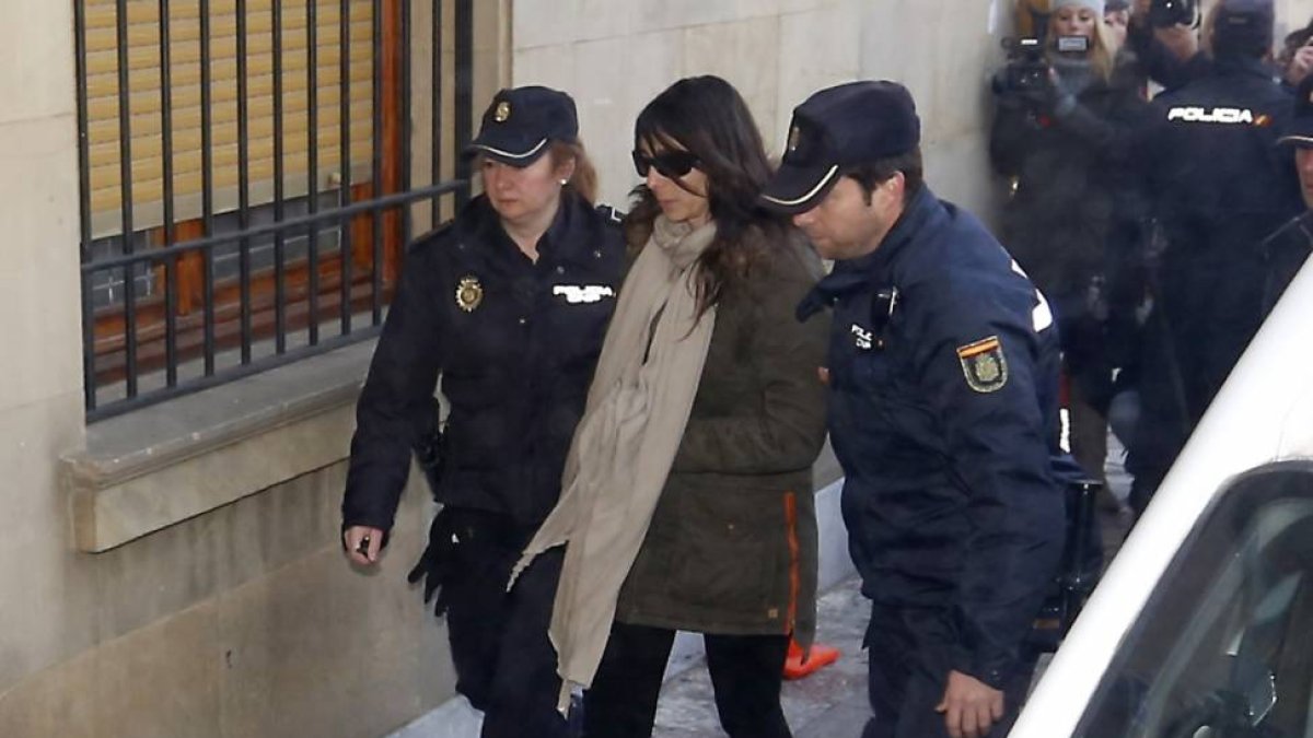 La policía local presuntamente implicada en el asesinato de Isabel Carrasco, Raquel Gago, acude a declarar a la Audiencia Provincial de León-Ical