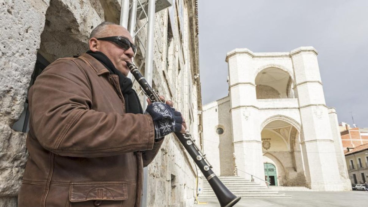 Ivo Milenov Angelov toca el clarinete junto a San Benito, donde acude cada mañana a las doce, antes de pasarse a la Plaza de la Rinconada.-PABLO REQUEJO