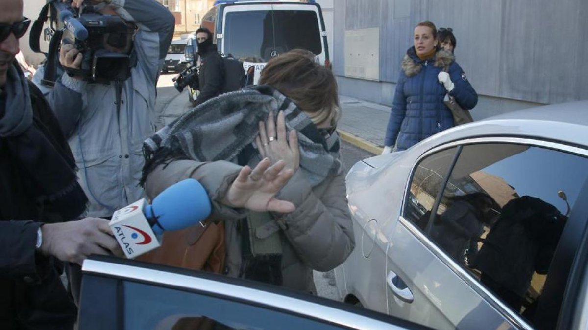 La madre de la menor protege su rostro de las cámaras al subir al coche tras salir del juzgado.-JAVIER BARBANCHO / EL MUNDO