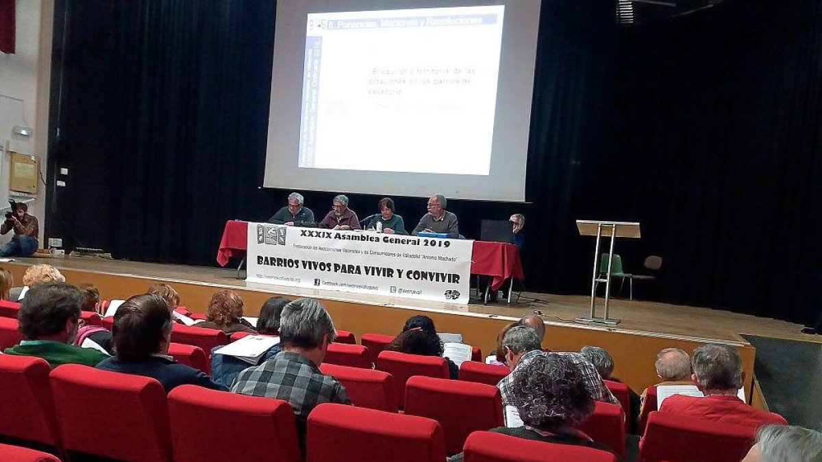 Asistentes a la asamblea de la Federación de Vecinos en el centro cívico de La Pilarica.-E.M.