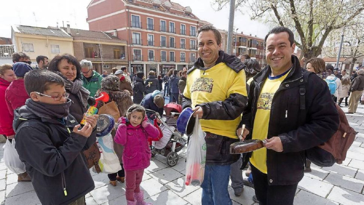 Vecinos de La Cistérniga en la Plaza Mayor con cazuelas, sartenes y bocinas reclaman en instituto-Pablo Requejo
