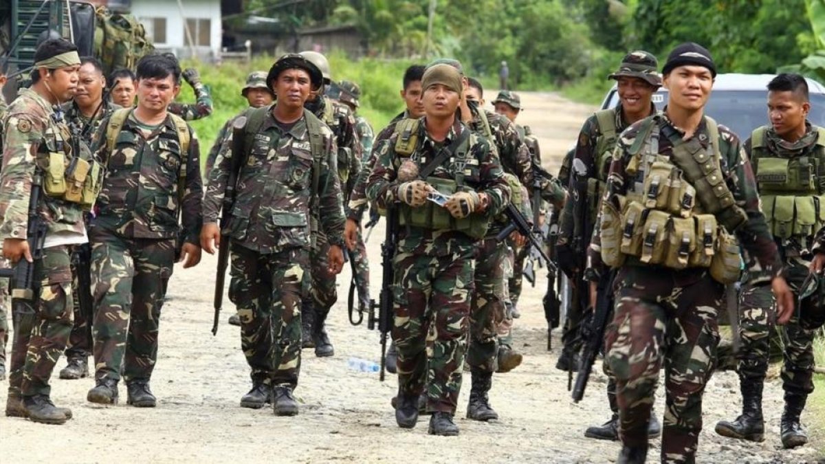 Soldados filipinos cerca de la ciudad de Marawi.-