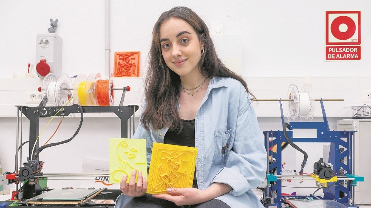 Miriam Rodríguez muestra el resultado de su trabajo en la Universidad de Burgos. - SANTI OTERO