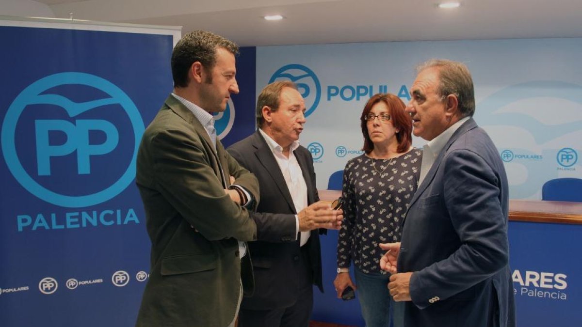 El secretario general de Sanidad y Consumo, Javier Castrodeza Sanz (2I), conversa con los candidatos al Congreso y al Senado; Miguel Ángel Paniagua, Nuria Simón y José Antonio Rubio en la sede el partido.-ICAL