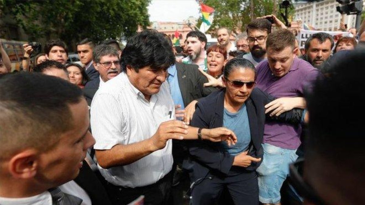 Evo Morales con las Madres de Plaza de Mayo en Argentina.-EFE
