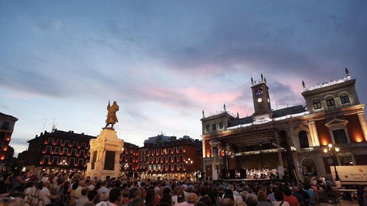 Imagen del concierto de la Oscyl en la Plaza Mayor de Valladolid dentro del ciclo Plazas Sinfónicas.-ICAL