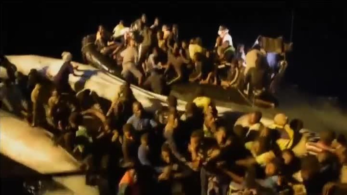 Imágenes del rescate de parte de los 3.300 inmigrantes rescatados en italia este fin de semana.-