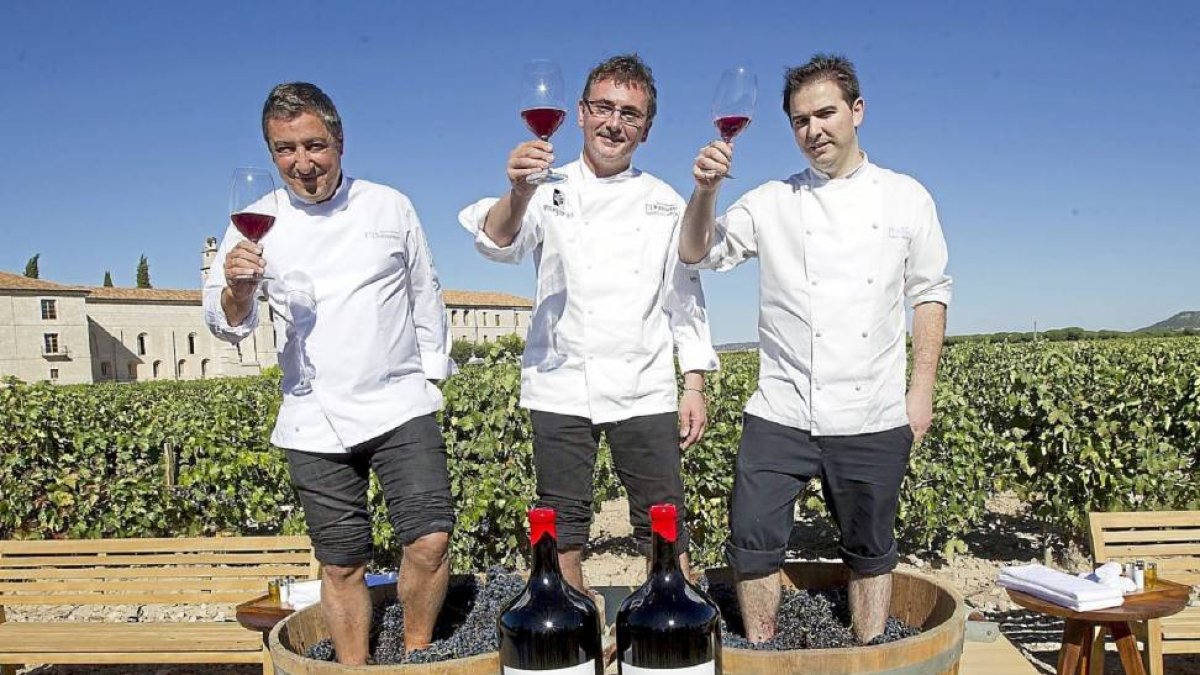 Roca (i), Aduriz y Montero (d) brindan ayer con un mosto tras la pisada de las uvas de Abadía Retuerta.-J.M. Lostau