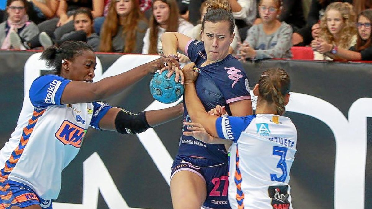 Silvia Arderius intenta armar el brazo ante la defensa de Gassama y Vizuete.-J.M. LOSTAU