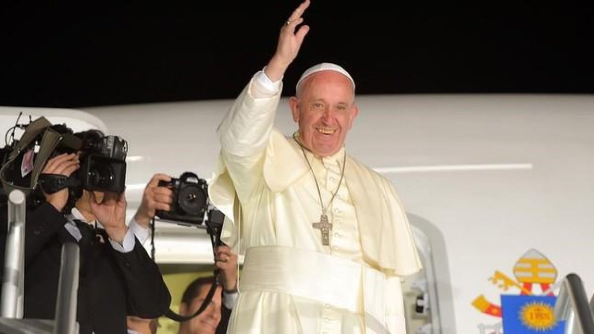 El Papa, antes de subir al avión, durante su despedida en el último día de su visita a México, en Ciudad Juárez, este jueves.-EFE