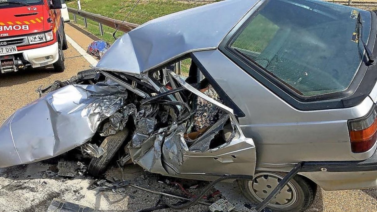 Estado del vehículo Renault que conducía el fallecido tras la colisión frontolateral.-EL MUNDO
