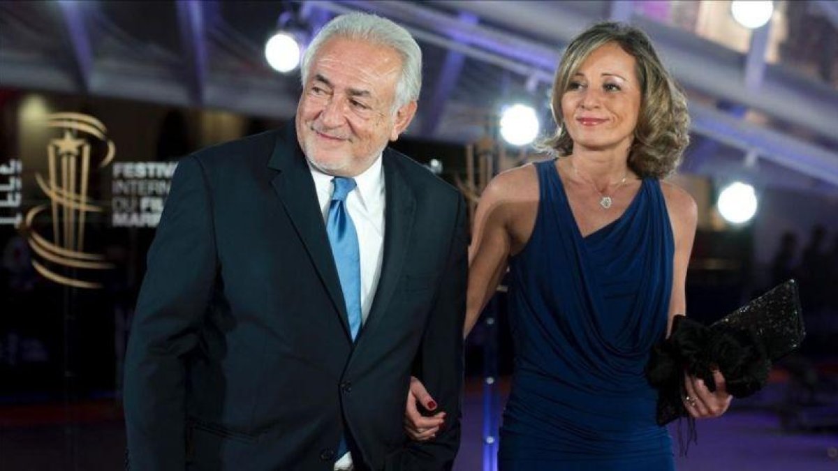 Dominique Strauss-Kahn y Myriam L Aouffir posan en la alfombra roja del Festival de Cine de Marrakech, en diciembre del 2016.-FADEL SENNA