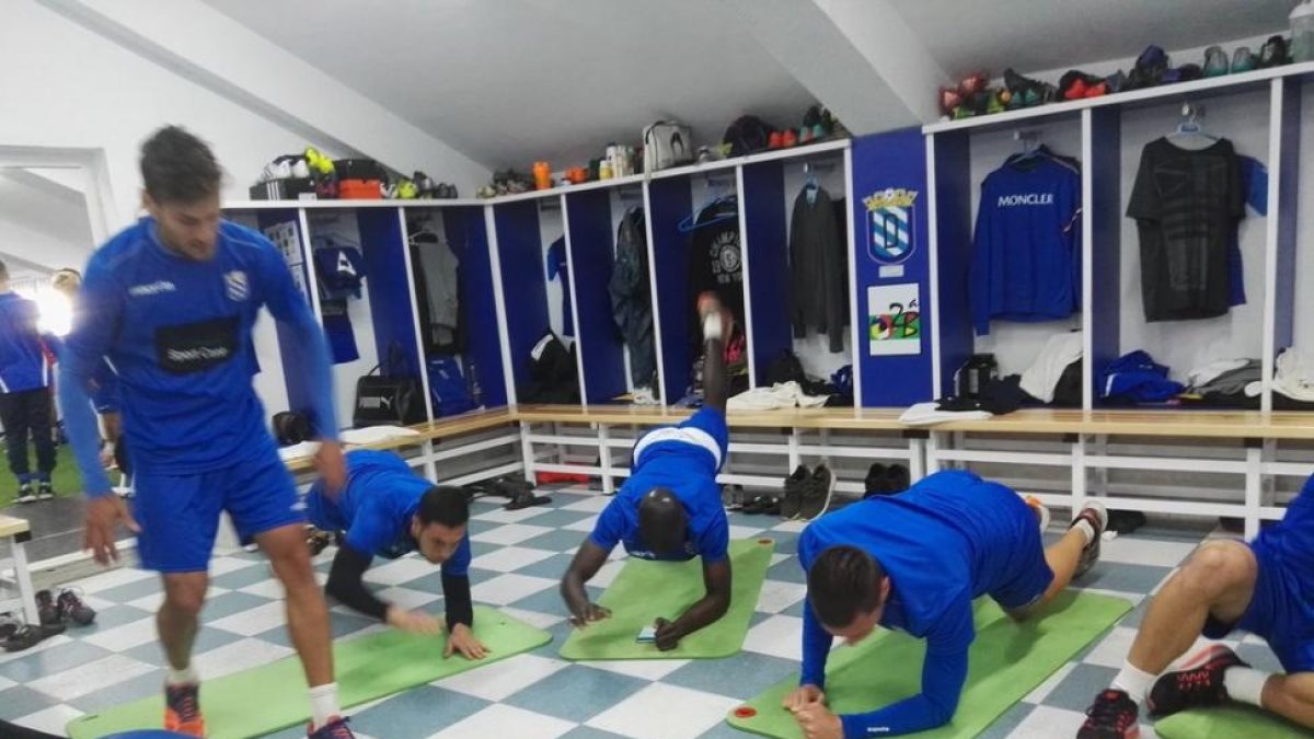 El Melilla, en su vestuario.-TWITTER / UD MELILLA