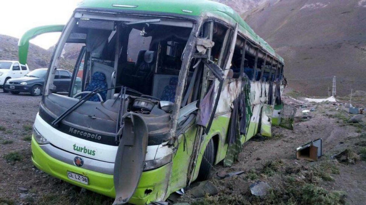 El autobus que circulaba por una carretera de la provincia argentina de Mendoza oeste con destino a Chile.-EFE