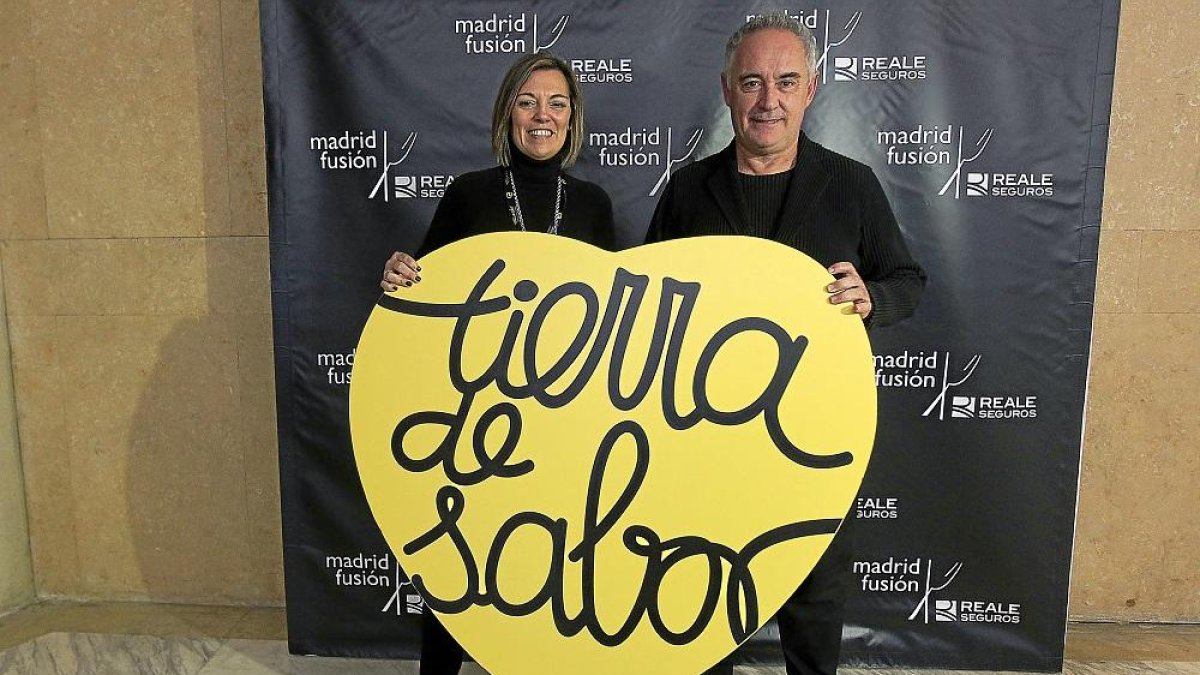 La consejera de Agricultura y Ganadería, Milagros Marcos, junto al cocinero Ferran Adrià en Madrid Fusión.-ICAL