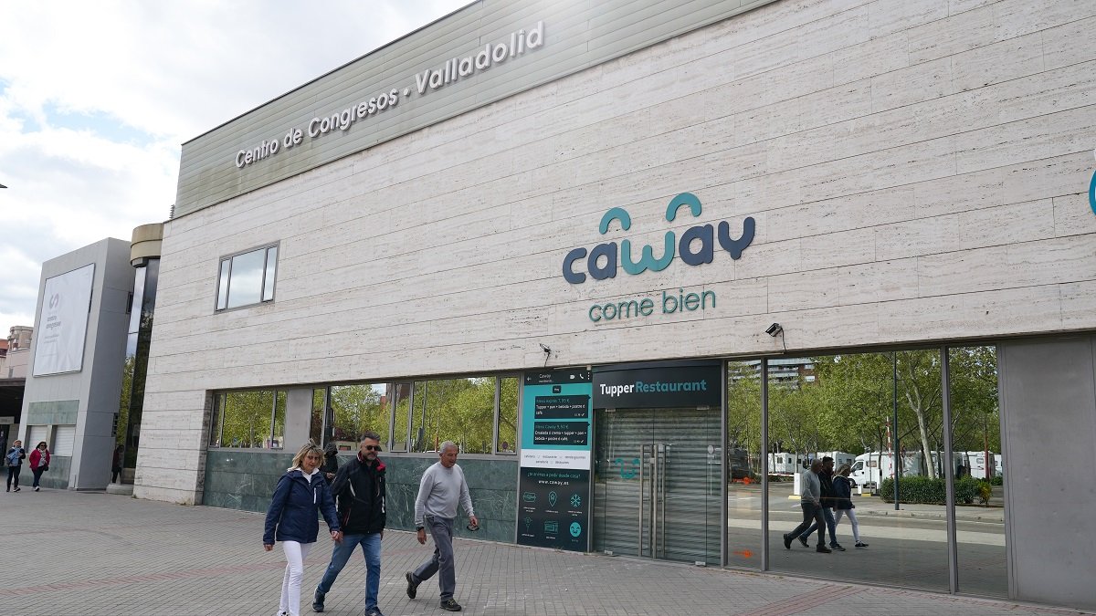 Acceso a la cafetería restaurante Caway, junto a la Feria donde se prevé habilitar una sala de fiestas en su interior. -J.M. LOSTAU