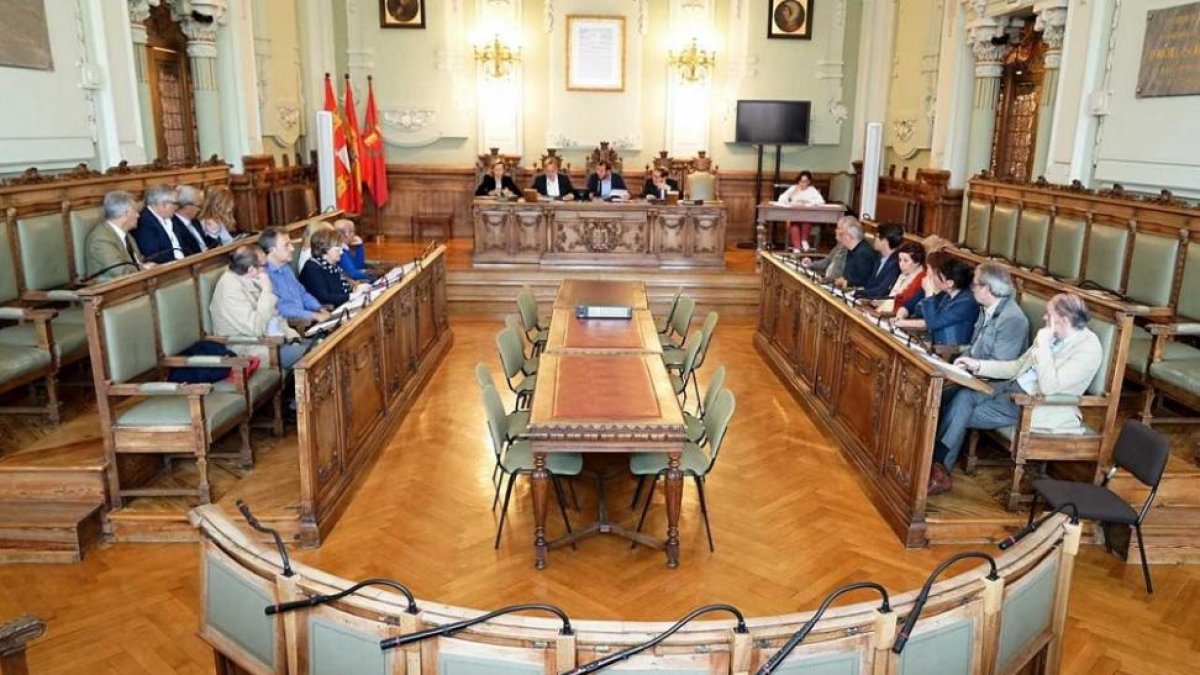 Los integrantes del Consejo Social de la ciudad de Valladolid, durante el Pleno de ayer.-EL MUNDO