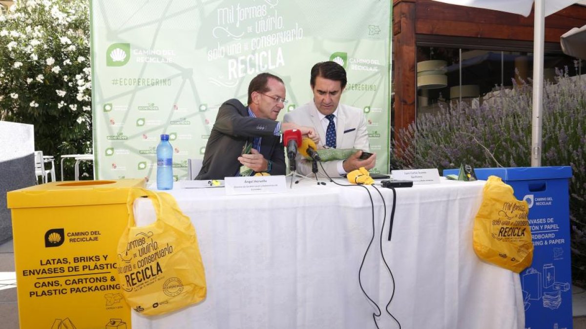 El consejero de Fomento y Medio Ambiente de la Junta, Juan Carlos Suárez-Quiñones y el director de Gestión Local y Autonómica de Ecoembes, Ángel Hervella, presentan en León la campaña ‘Camino del Reciclaje’.-ICAL