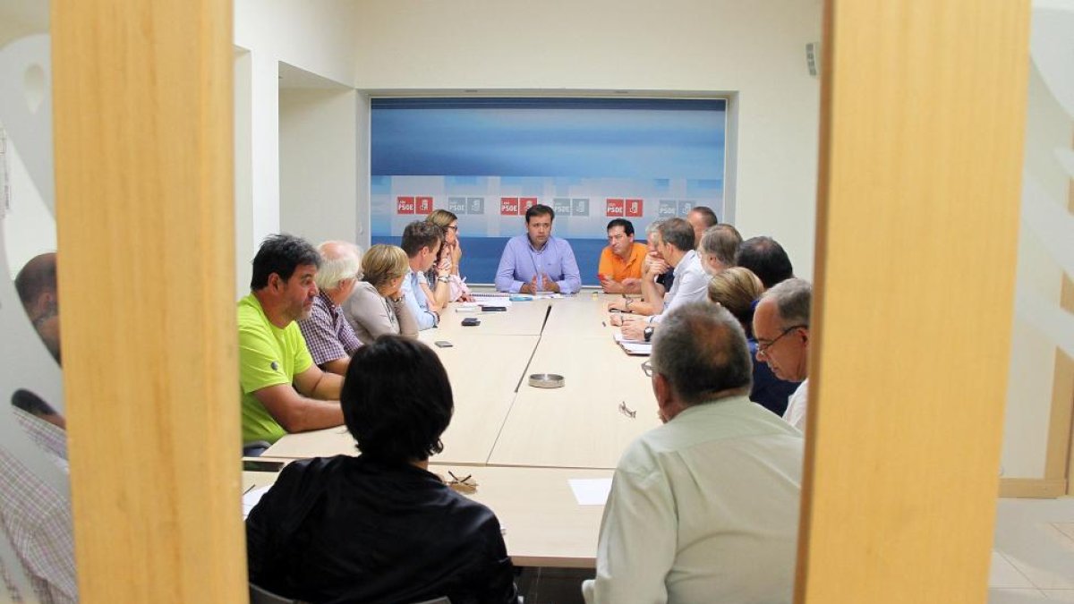 El secretario general del PSL-PSOE, Tino Rodríguez(C), preside una reunión con los alcaldes y portavoces socialistas de municipios mineros de León.-ICAL