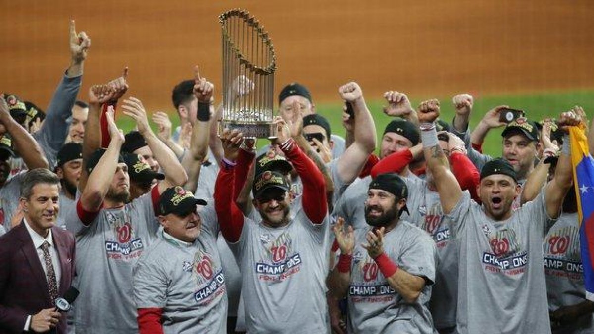 Los National de Washington celebran su triunfo.-THOMAS B. SHEA