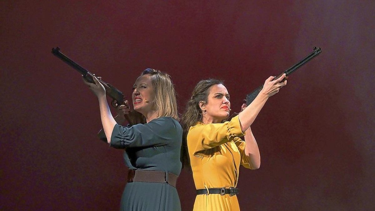 Alba Frechilla y María Negro en una escena de ‘De Miguel a Delibes’.-M. A. SANTOS