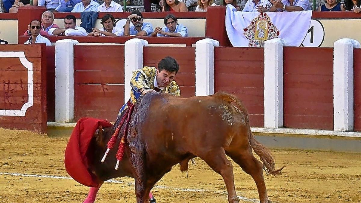 Estoconazo del triunfador de la tarde, Toñete.-JOSÉ SALVADOR