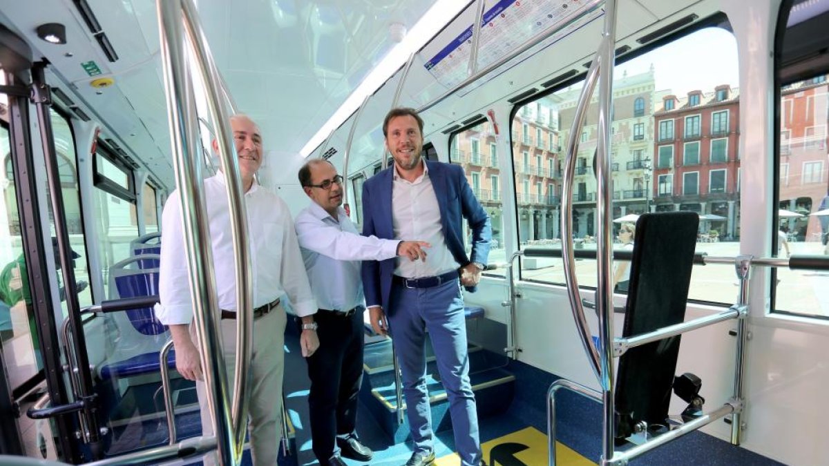 El alcalde de Valladolid, Óscar Puente, presenta los dos nuevos autobuses híbridos y vehículos eléctricos.-ICAL