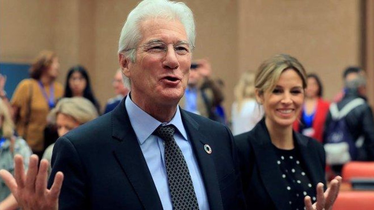 Richard Gere y su mujer, Alejandra Silva, en su visita al Congreso para asistir a un encuentro parlamentario junto a la Red de Apoyo a la Integracion Sociolaboral (Fundacion Rais) con la que colabora, en octubre del 2018.-EFE / FERNANDO ALVARADO
