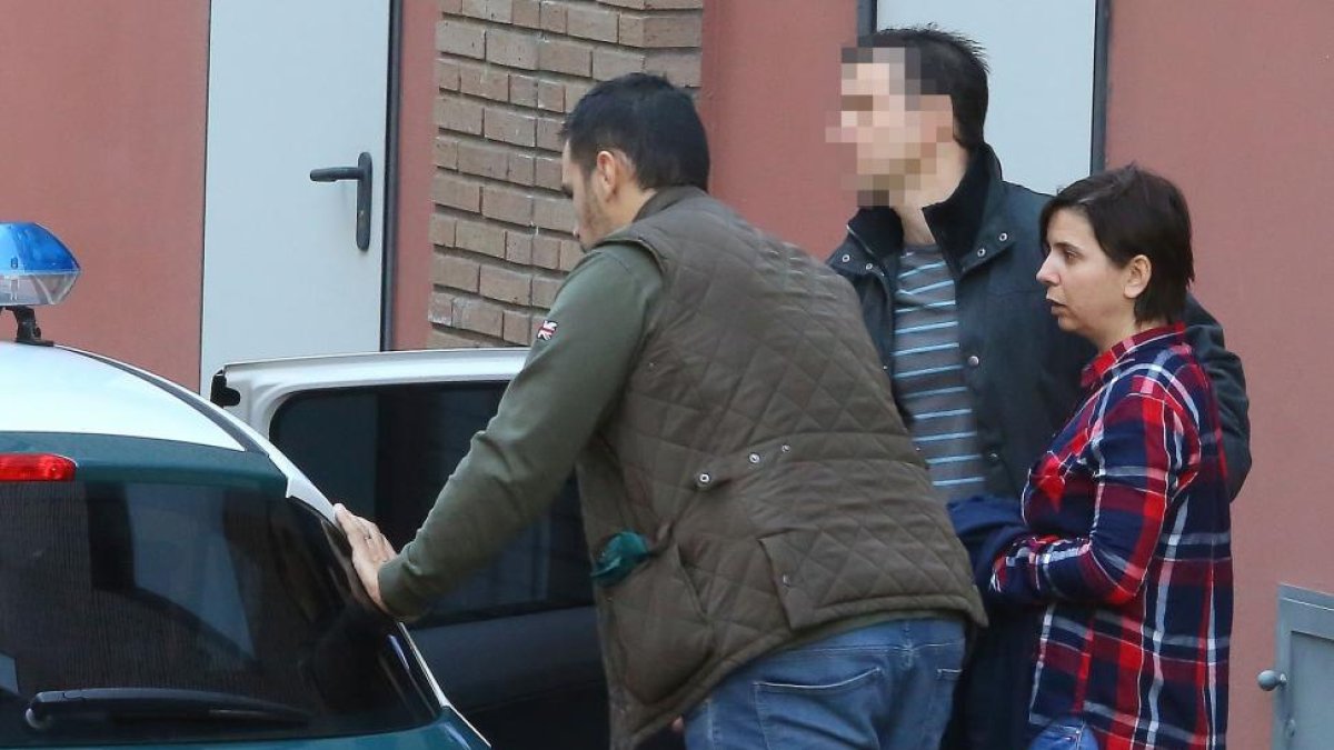 La mujer acusada de presentar una denuncia falsa por malos tratos sale del juzgado de Ponferrada-ICAL