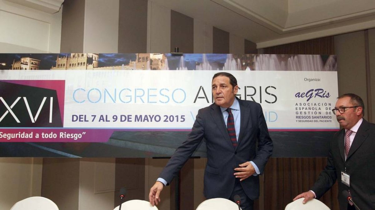 El consejero de Sanidad, Antonio María Sáez (I), interviene en el acto de inauguración del Congreso de la Asociación Española de Gestión de Riesgos Sanitarios (AEGRIS) junto a Roberto Pesquera Barón (C)-Ical