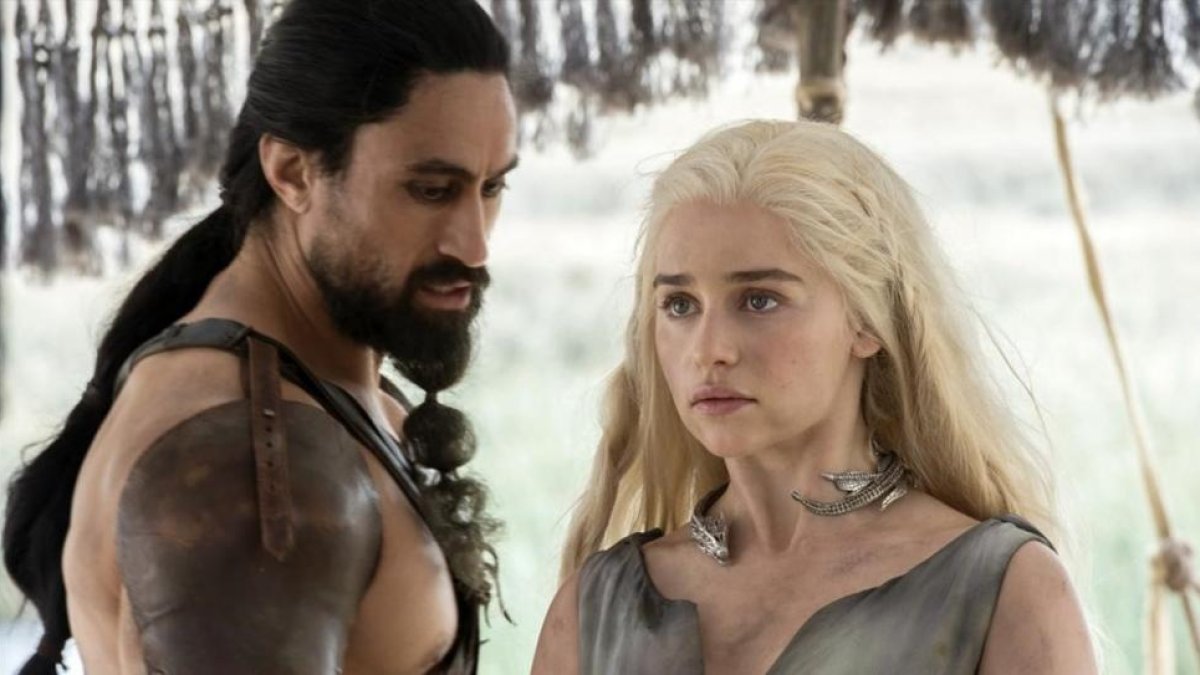Los actores Joe Naufahu y Emilia Clarke, en una imagen de la sexta temporada de la serie 'Juego de tronos'.-Macall B Polay