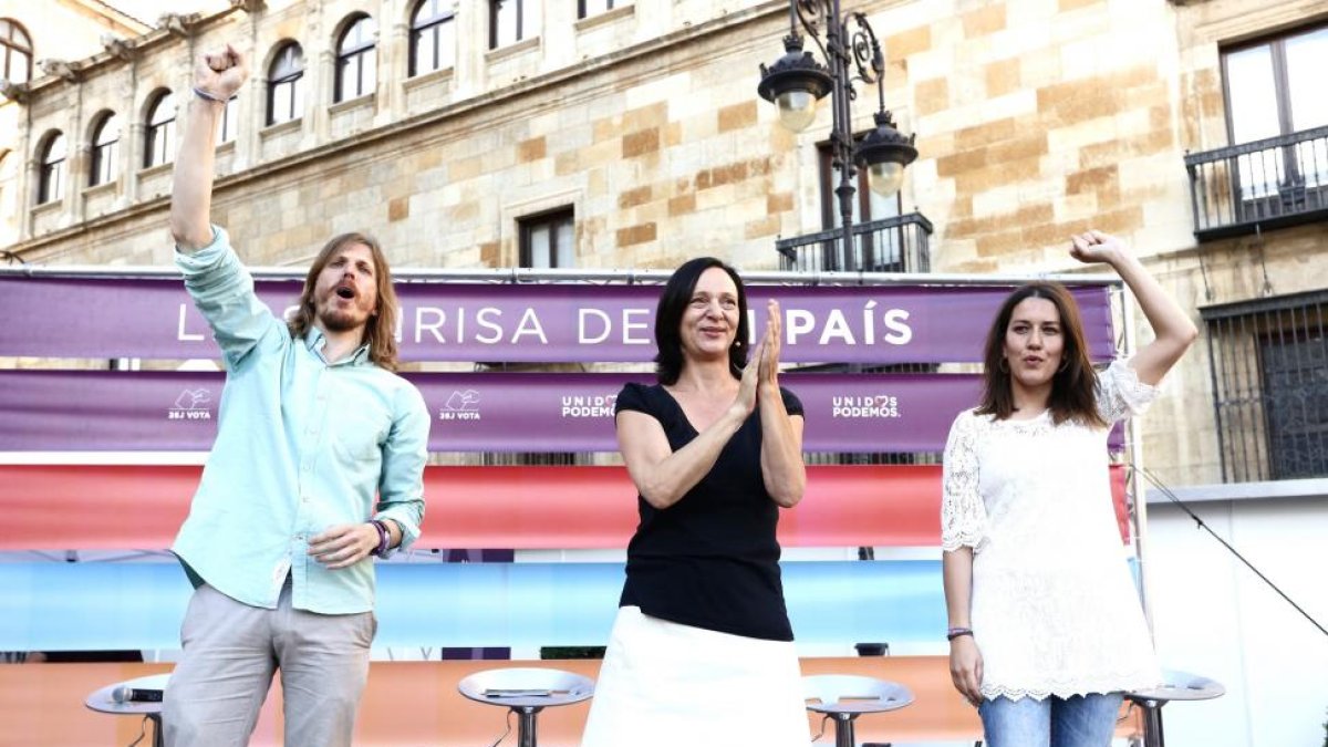 La secretaria de Análisis Político y Social de Podemos, Carolina Bescansa, participa junto al secretario general de Castilla y León, Pablo Fernández y a la candidata al Congreso, Ana Marcello en un acto de campaña en León-ICAL