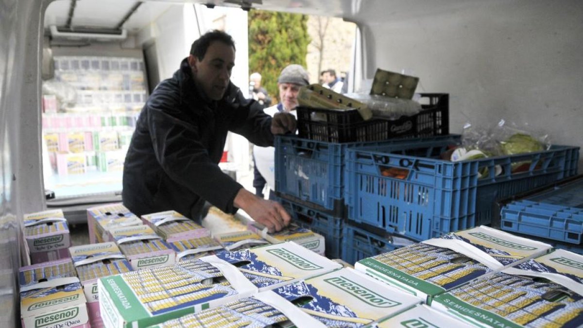 La 'Marcha Blanca' dona leche al Banco de Alimentos de Segovia.-ICAL