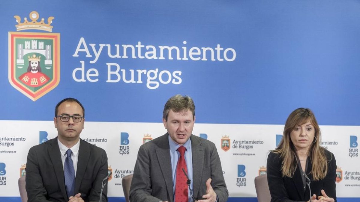 Jorge Fernández, Javier Lacalle y Carolina Blasco presentan el proyecto.-RAÚL G. OCHOA