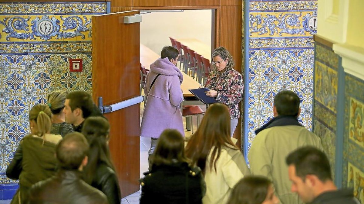 Opositores de enfermería esperan antes de entrar en las aulas en la Facultad de Derecho de la UVA.-ICAL