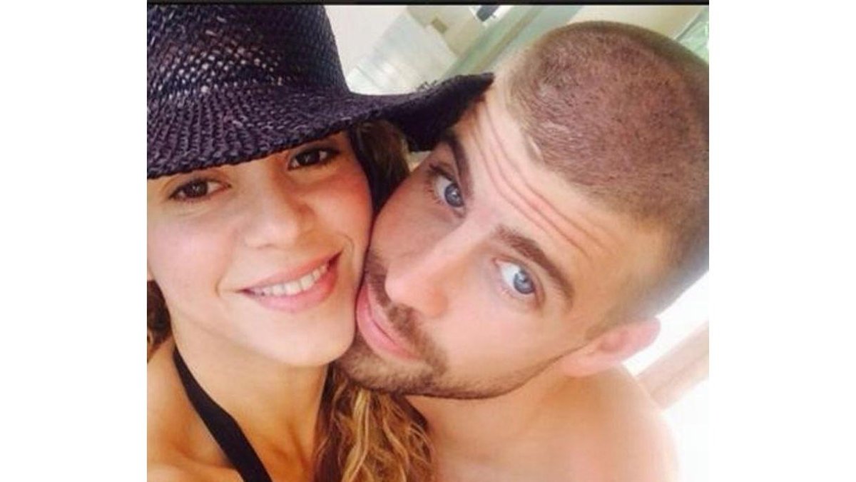 Shakira y Piqué, en una de las fotos juntos que han compartido en sus perfiles sociales.-