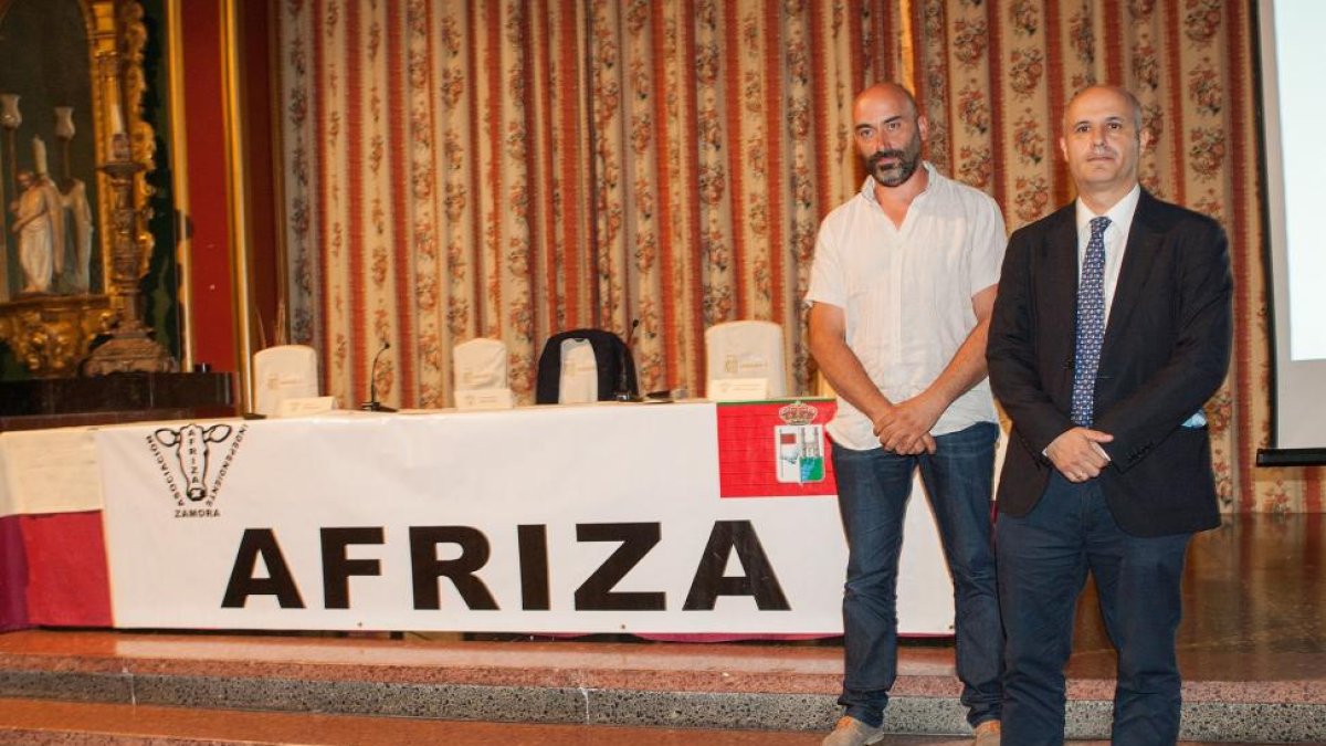 El presidente de Afriza, Jorge Hernandez; y el director general de Producción Agropecuaria e Infraestructuras Agrarias, Jorge Llorente, clausuran el XIX Encuentro Provincial de Ganaderos de Raza Frisona-ICAL